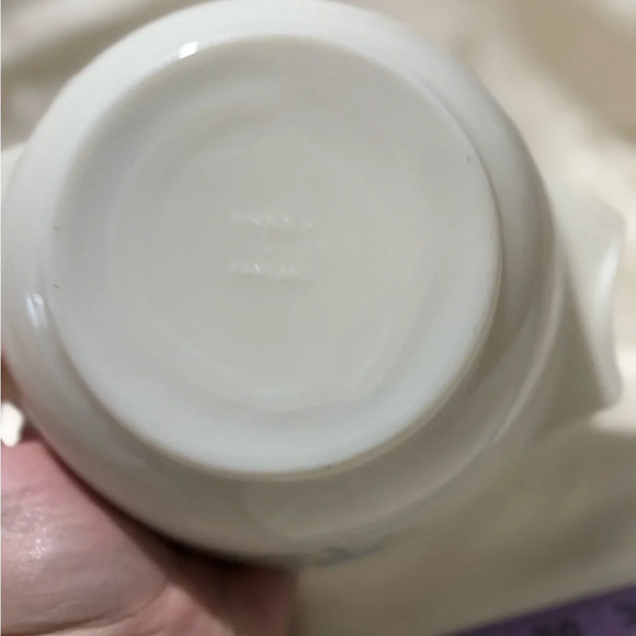 Vintage Pyrex White and Blue Floral Casserole Dish - Picture 9 of 10